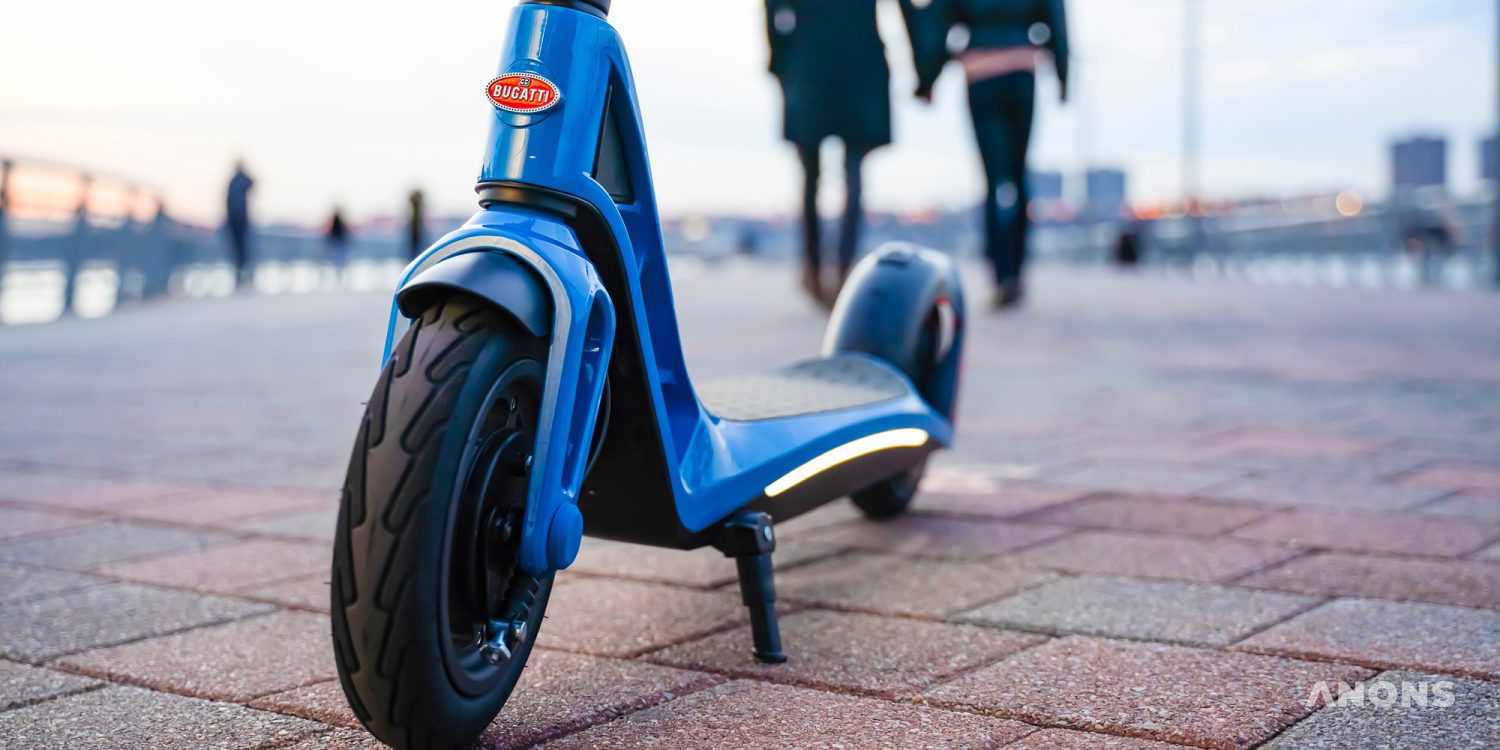 Bugatti представила свой первый электротранспорт: это самокат с мощным электродвигателем и LED-проектором