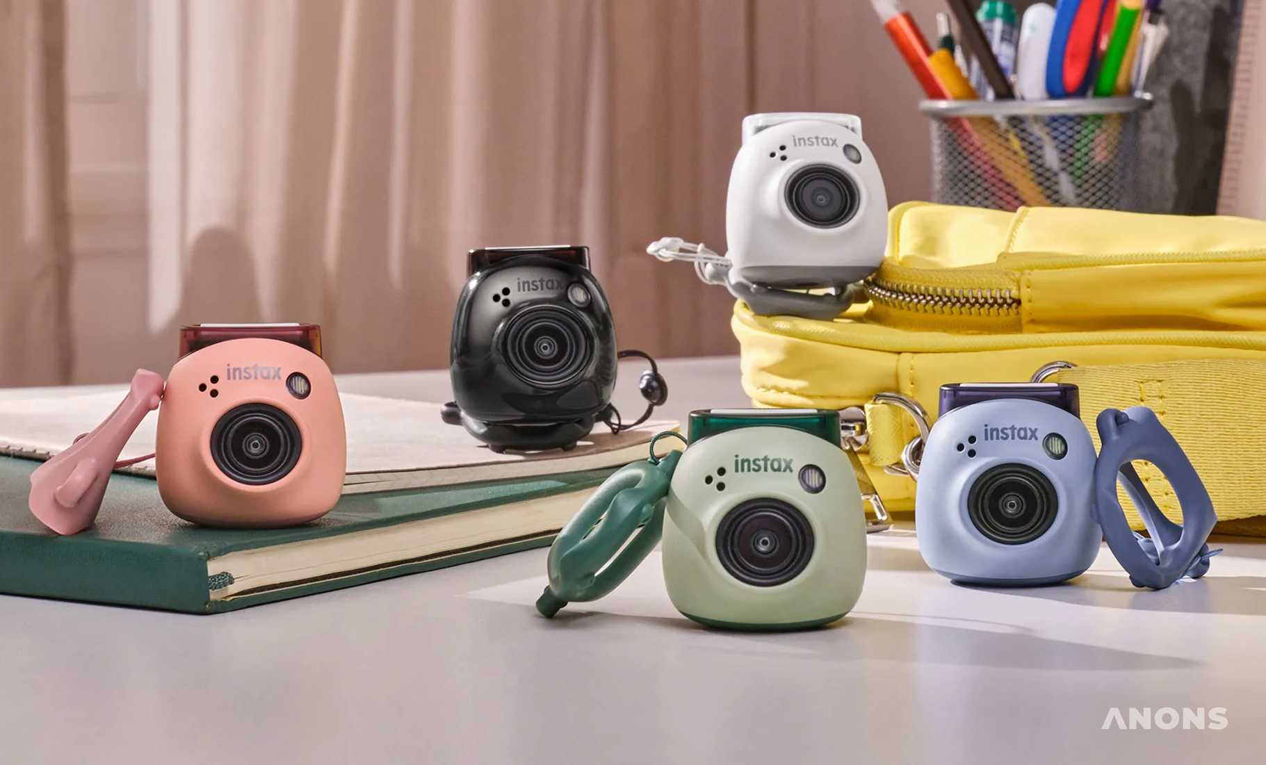 Fujifilm представила сверхкомпактную камеру Instax Pal с фотопринтером в комплекте