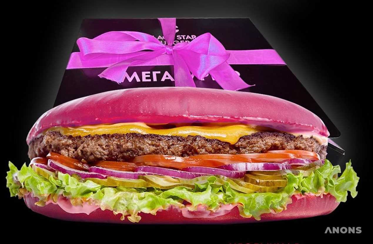 Black Star Burger проводит акцию «Розовый мегабургер в подарочной коробке + открытка»