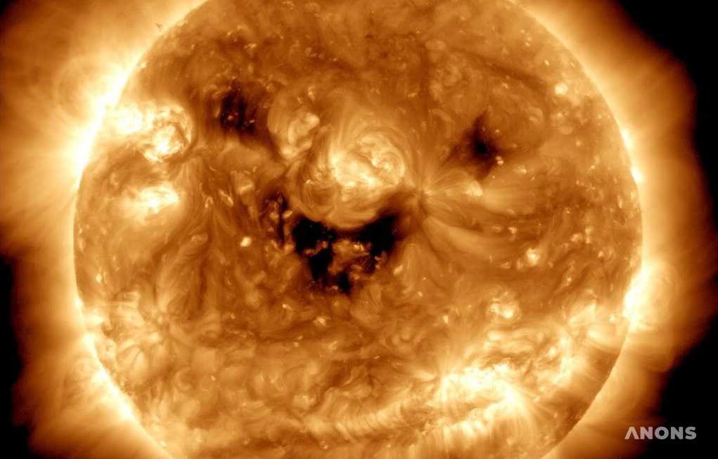 NASA поделилось фотографией «улыбающегося» Солнца