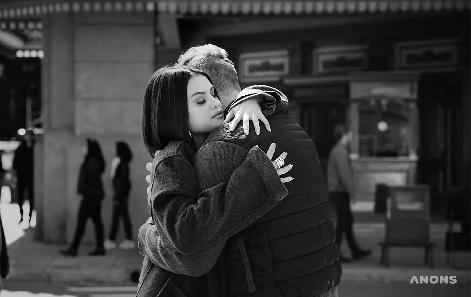 Coldplay и Селена Гомес представили совместный клип на трек Let Somebody Go