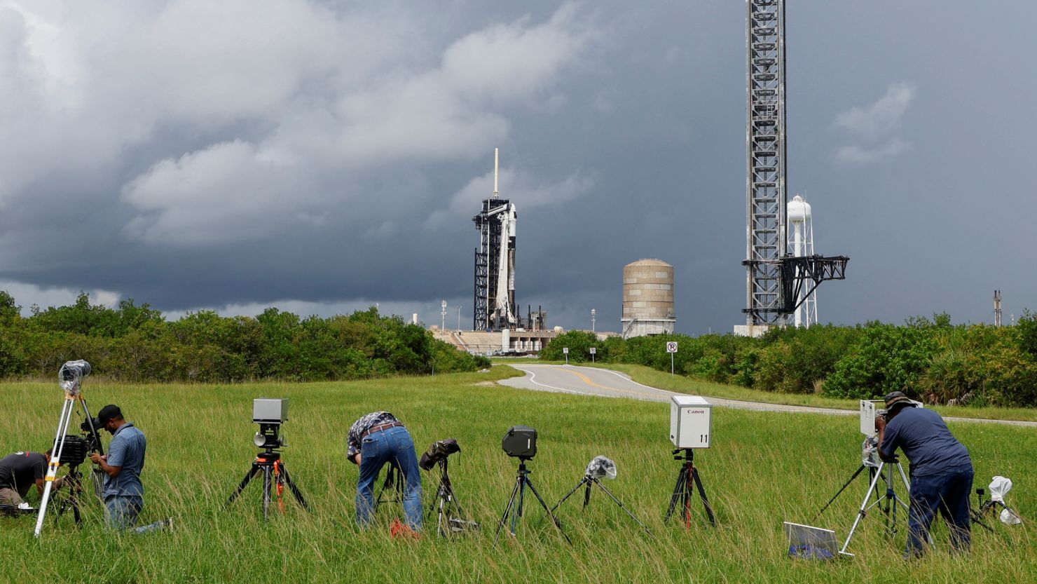 SpaceX запустила историческую миссию с выходом непрофессиональных астронавтов в космос