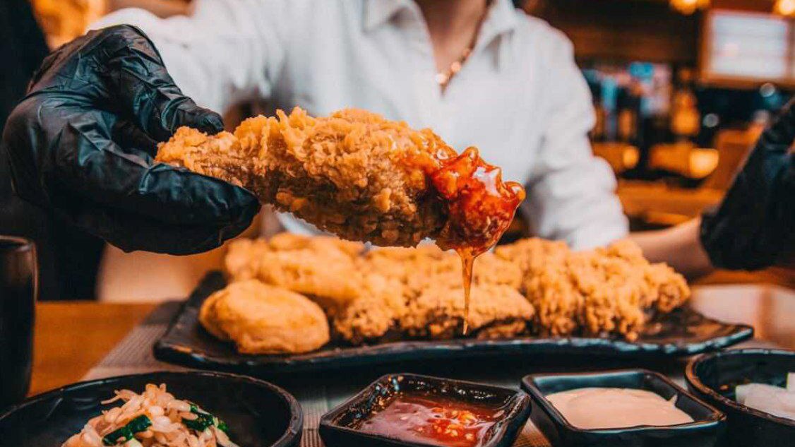 “Dayako Chicken” restorani tez yeyish bo‘yicha turnirga taklif qiladi