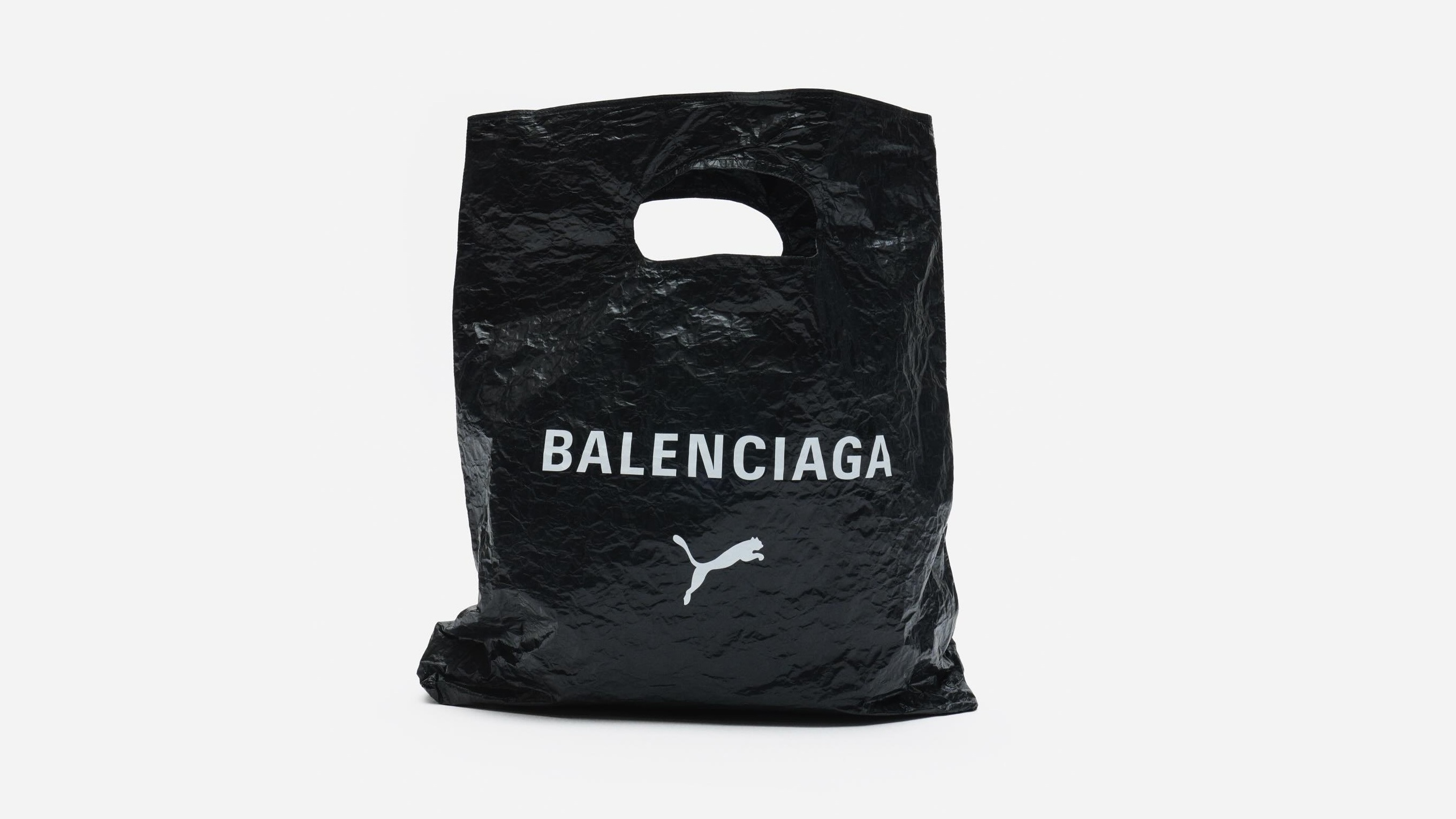 Balenciaga и Puma представили сумку в виде мятого пакета