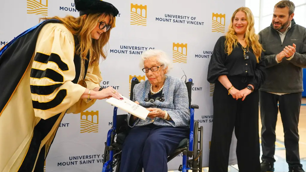 Лучше поздно, чем никогда: 97-летняя американка получила диплом об окончании школы