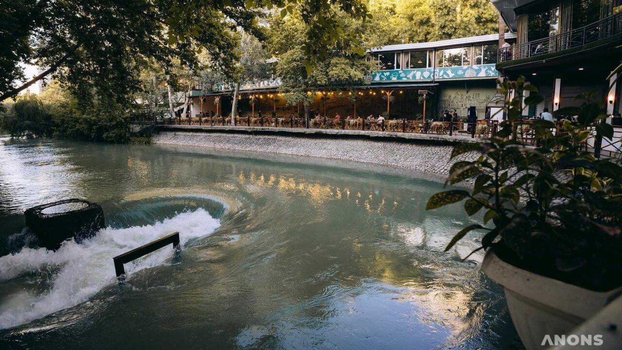 Toshkentdagi suv yonida terrasaga ega boʻlgan restoranlar toʻplami