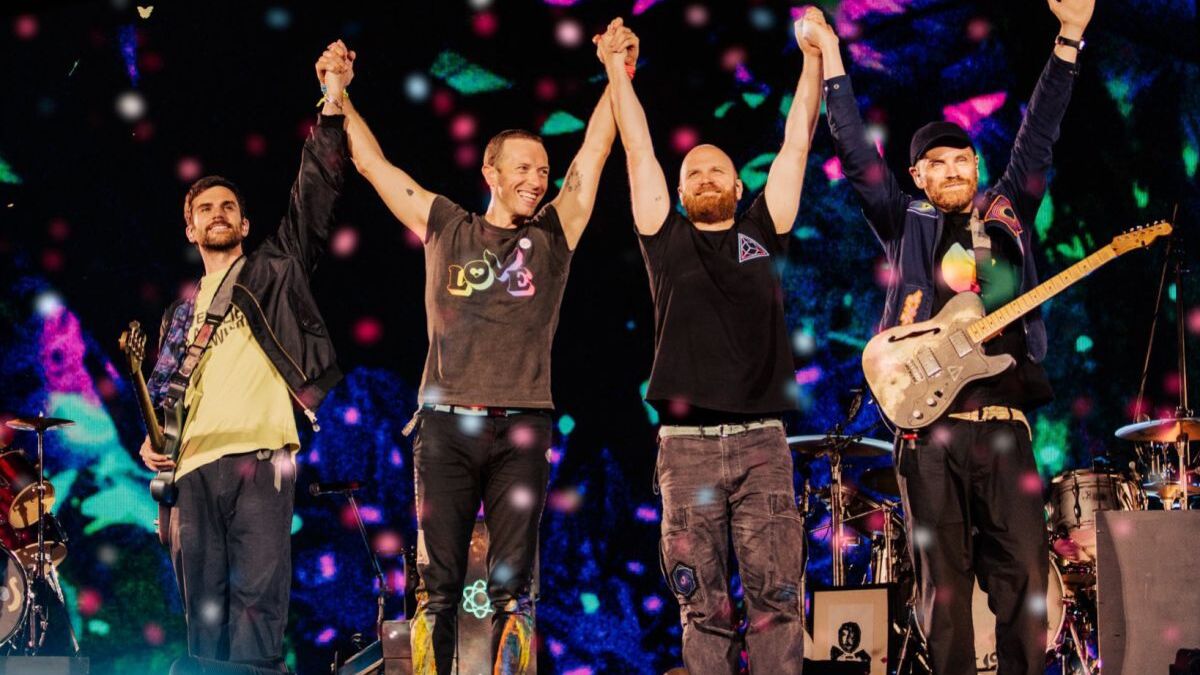 Coldplay стали слушать на 25% больше после скандала на их концерте в Бостоне