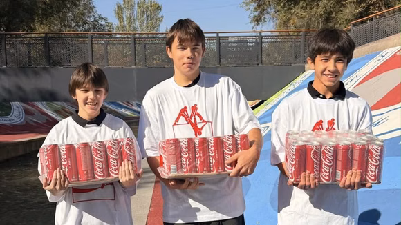 Школьники из Алматы попытались достать Coca-Cola из реки и стали героями кампании бренда