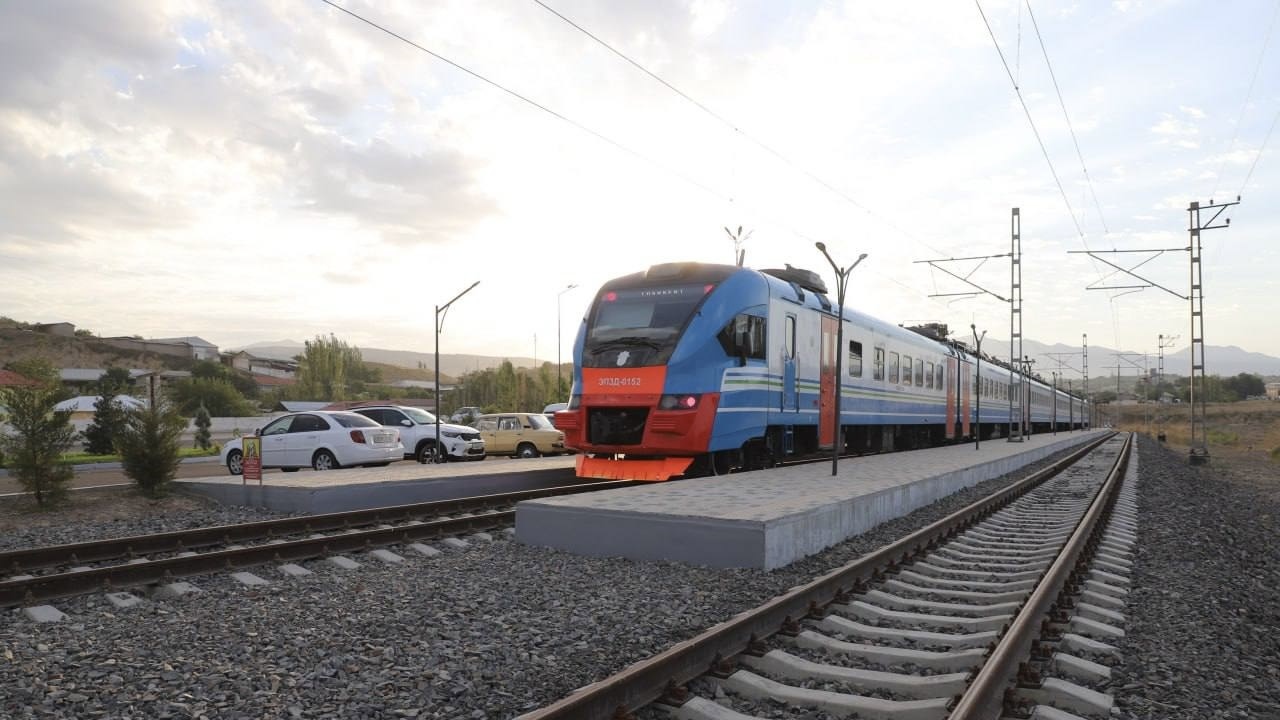Между Ташкентом и Паркентом запустили новый электропоезд
