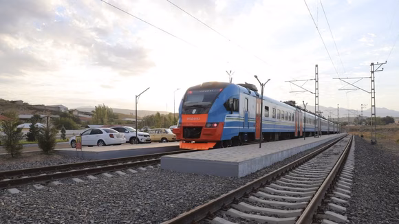 Между Ташкентом и Паркентом запустили новый электропоезд